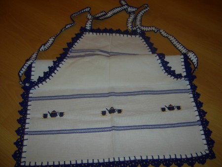 Avental com chávenas em ponto de cruz